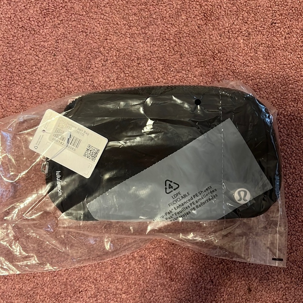brand new lululemon belt bag